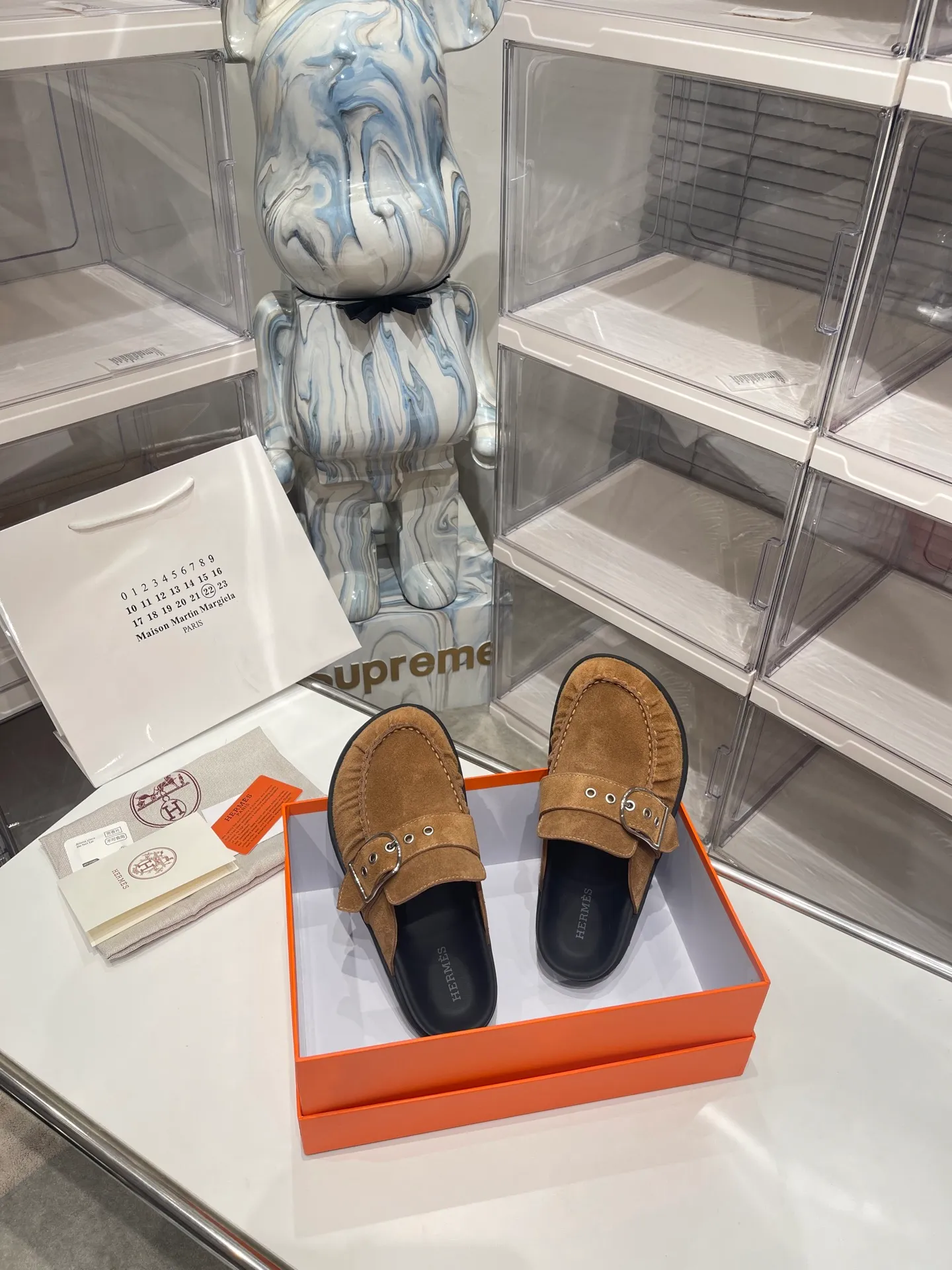 [H Family Hermès] P: 540💰 Size: Male 39-44 (45 46 customized) Female 35-40 (41 42 customized) HERMES Hermès latest kelly buckle couple style Birkenstock slippers, classic family language design! It looks good no matter how you match it! Casual and high-end feeling, the comfort is also great, paired with a variety of colorful socks, it gives a trendy and high-end feel ●Upper: imported cow suede ●Inner: imported sheepskin ●Foot pads: imported mixed sheepskin ●Outsole: Tpu non-slip and wear-resistant outsole